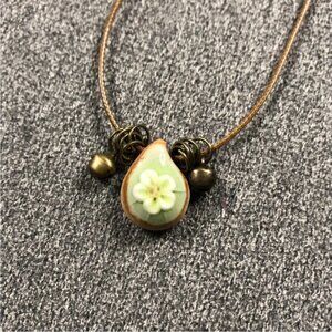 Daisy with Green Ceramic Necklace ~ Brand New